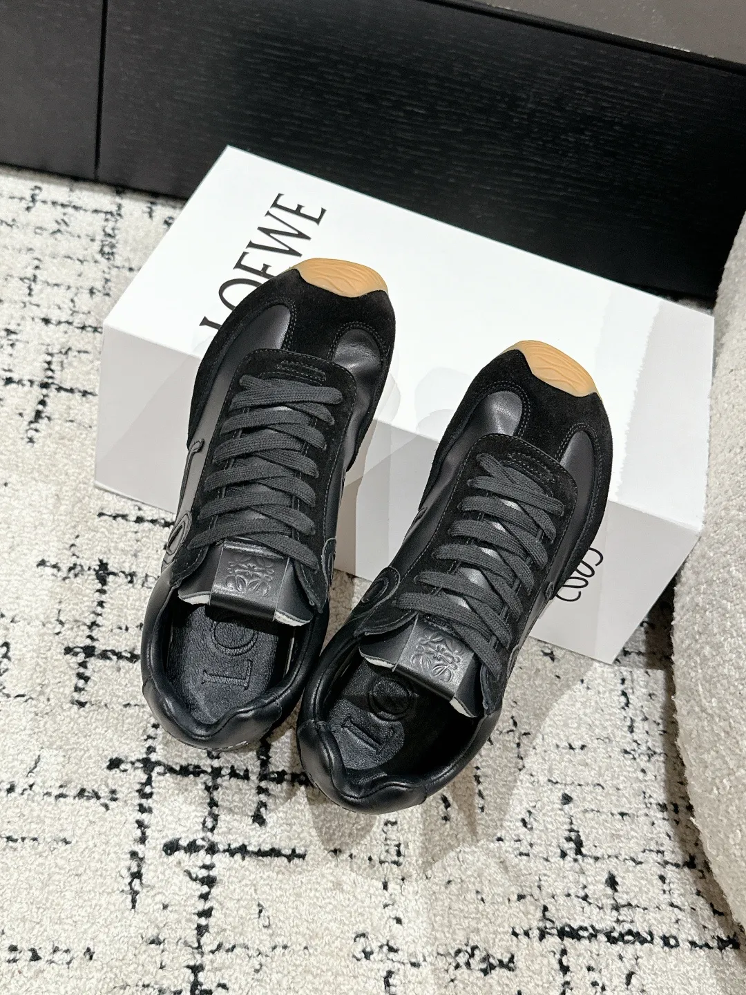 👟👟Ex-factory price 620👟👟 #couples model Top version LOEWE 25/ Latest catwalk model Ballet Runner 2.0. Couple model Ballet Casual Sports Shoes Moral Training Shoes Forrest Gump Shoes Original purchase and development Production Fabric matching Repeated selection of materials Nylon and calfskin leather sneakers featuring an asymmetric toe design, sock-like internal construction, and lightweight rubber outsole extending to the toe. ✔️Fabric: original customized imported first-layer cowhide ✔️Lining: imported soft sheepskin + mesh lining ✔️Sole: original molded anti-slip rubber material ✔️Sole thickness: increased by 2.5CM ✔️Size: #35-45 (45 for women, 45 for men, custom-made, non-refundable)